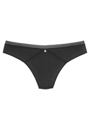 Schwarze Tanga-Unterwäsche mit gerippter Textur, die einen dünnen Bund mit grauen Streifen und ein kleines silbernes Detail in der Mitte vorne hat.