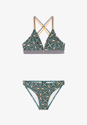 Twee-delige bikini met groene, oranje en witte geometrische patronen, met gekruiste gestreepte bandjes op het bovenstuk en bijpassende gebloemde broekjes.