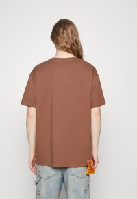 Forgotten Faces OVERGROWN HEAVY OVERSIZED TEE UNISEX  - T-shirts med print - bark