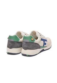 Sneaker con tomaia in pelle beige, tacchi in suede grigio scuro, dettagli verdi e un logo blu. Presentano una suola testurizzata per una maggiore aderenza.