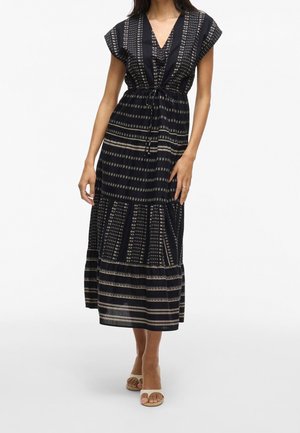 Granatowa sukienka maxi z krótkimi rękawami, dekoltem w serek, talią ze sznurkiem i wzorem pasków w metalicznym złocie. Lekka, zwiewna tkanina.