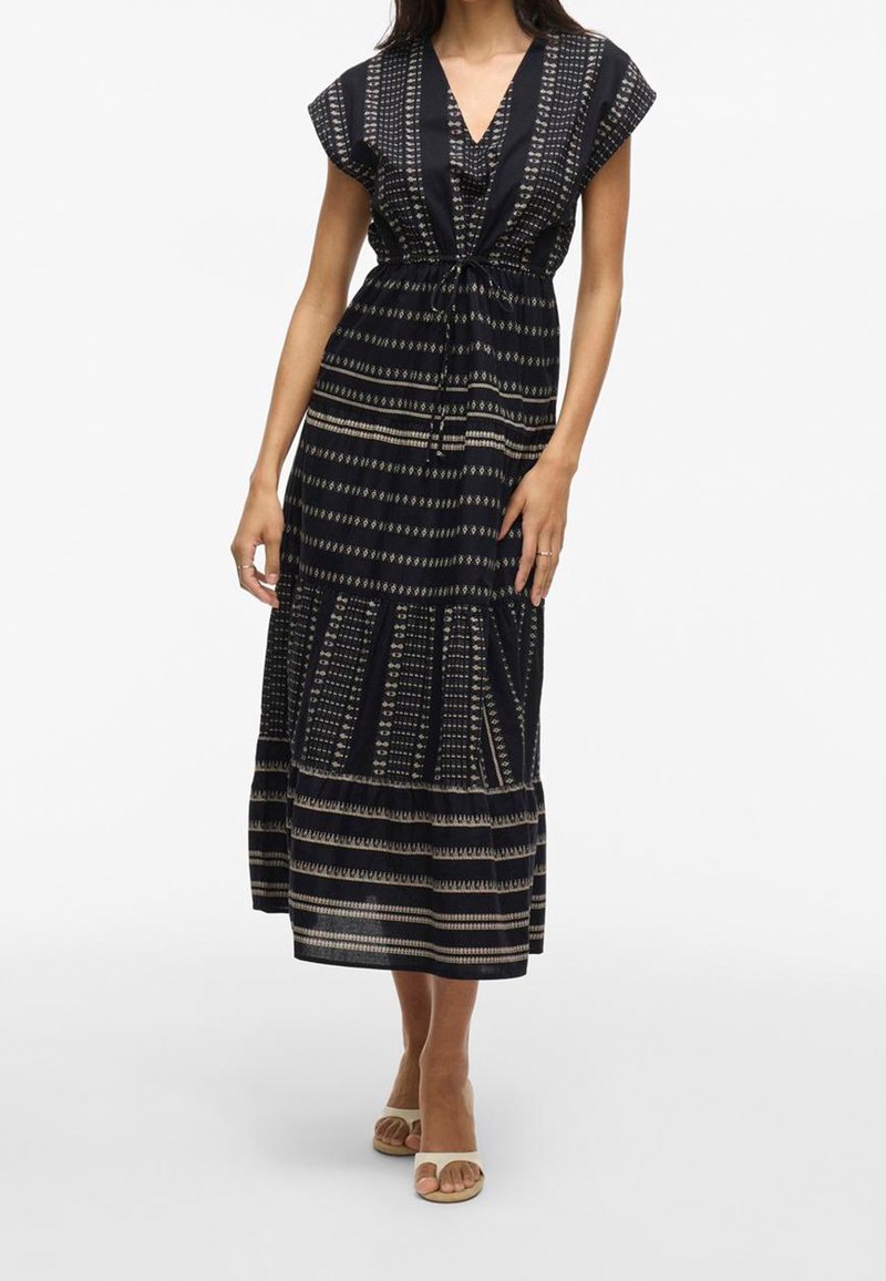 Robe maxi bleu marine à manches courtes, décolleté en V, taille froncée par un cordon, et rayures à motifs dorés métalliques. Tissu léger et fluide.