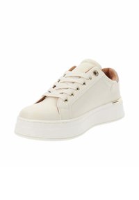 Sneaker in pelle bianca con design a bassa altura, punta rotonda, chiusura con lacci, occhielli metallici e suola bianca spessa con un accento dorato.