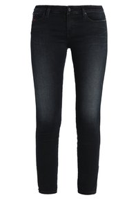 Jeans negros ajustados de denim, con un clásico diseño de cinco bolsillos, sutiles acentos de costura y una cremallera con cierre de botón.