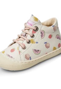 Zapatilla alta de cuero blanco con patrones de frutas en rosa, verde y amarillo. Presenta puntera redonda, suela de goma beige y cordones rosas.