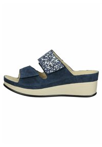 Sandalo con zeppa blu navy realizzato in suede con una fascia decorata. Design open-toe, leggero, con una suola bianca texturizzata e bordo nero.