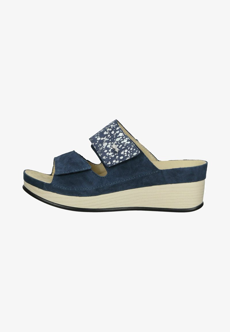 Sandalo con zeppa blu navy realizzato in suede con una fascia decorata. Design open-toe, leggero, con una suola bianca texturizzata e bordo nero.