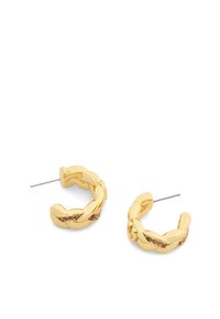 Guldörhängen med en vriden design och vävd struktur samt små accentdetaljer. Stift används för säker stängning.