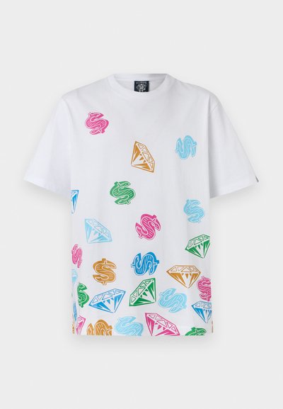 Λευκό κοντομάνικο μπλουζάκι με πολύχρωμα σύμβολα δολαρίων και σχήματα διαμαντιών τυπωμένα σε όλη την μπροστινή πλευρά και τα μανίκια.