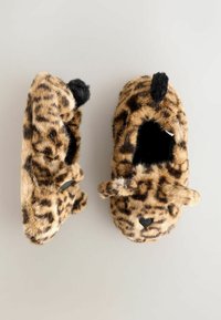 Pantofle s leopardím potiskem z měkkého umělého kožešiny. Obsahují černé akcenty na očích a nose, spolu s dalšími plyšovými detaily uší a ocasu.