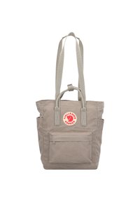 Grijze stoffen draagtas met twee handvatten bovenaan en verstelbare schouderbanden. Voorkant met ritsvak en ronde logo patch aan de voorkant.
