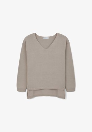 Beige Strickpullover mit V-Ausschnitt, langen Ärmeln und seitlichen Schlitzen am Saum. Aus weichem, strukturiertem Material gefertigt. Einfaches, minimalistisches Design.