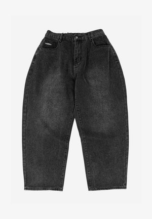 Μαύρο τζιν ψηλόμεσο με στενή γραμμή, μπροστινές και πίσω τσέπες, κούμπωμα με κουμπί και λογότυπο "WASTED" στην μικρή μπροστινή τσέπη.