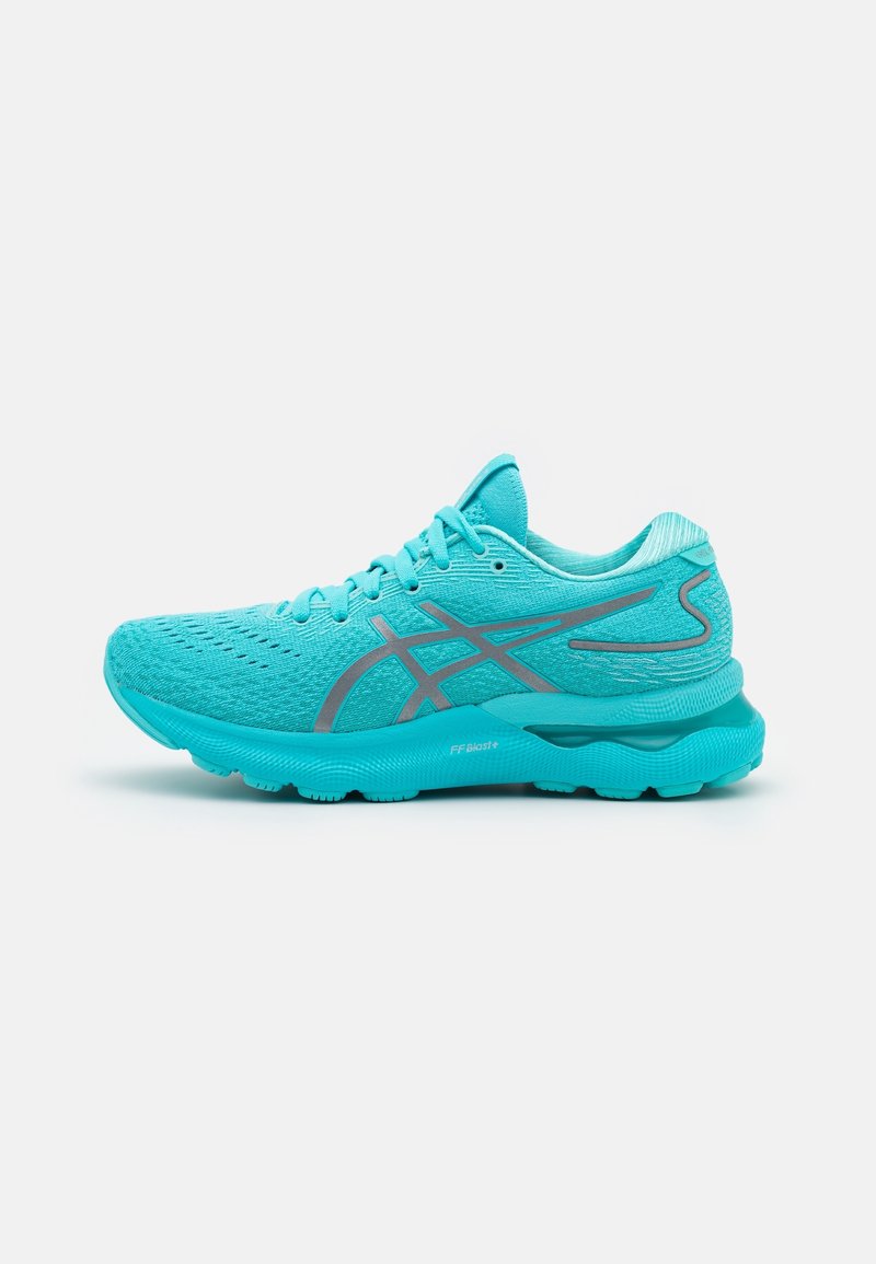 Chaussure de course turquoise éclatante avec logo gris, tige en mesh, semelle rembourrée et lacets, vue de côté sur fond blanc.