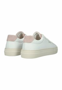 Weiße Ledersneaker mit hellrosa Wildlederelementen an der Ferse, flacher strukturierten Gummisohle und Schnürdesign.