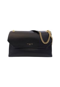Clutch nera in pelle Gaëlle Paris con tracolla a catena dorata e chiusura angolare, fotografata su uno sfondo bianco.