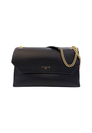 Clutch nera in pelle Gaëlle Paris con tracolla a catena dorata e chiusura angolare, fotografata su uno sfondo bianco.
