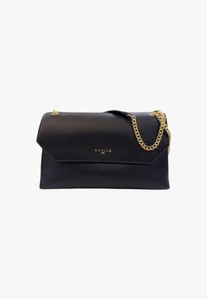 Clutch nera in pelle Gaëlle Paris con tracolla a catena dorata e chiusura angolare, fotografata su uno sfondo bianco.