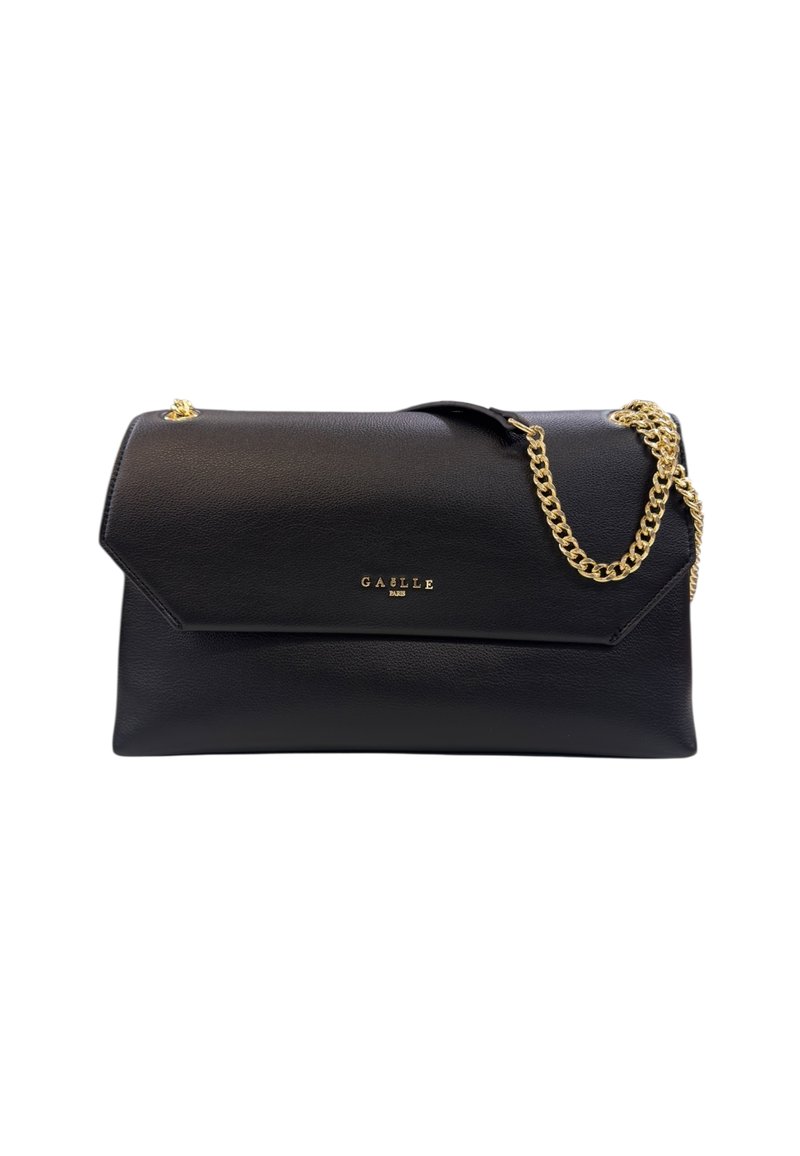 Clutch nera in pelle Gaëlle Paris con tracolla a catena dorata e chiusura angolare, fotografata su uno sfondo bianco.