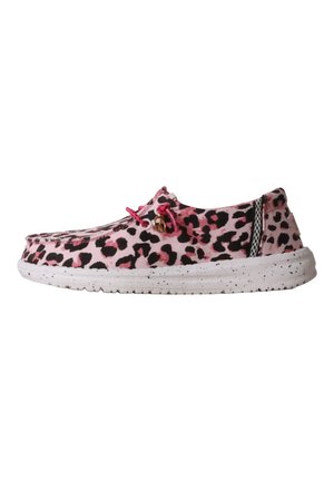 Scarpa casual slip-on con stampa leopardata rosa e nera, suola bianca screziata e lacci elastici rosa con piccolo ciondolo metallico sul lato.