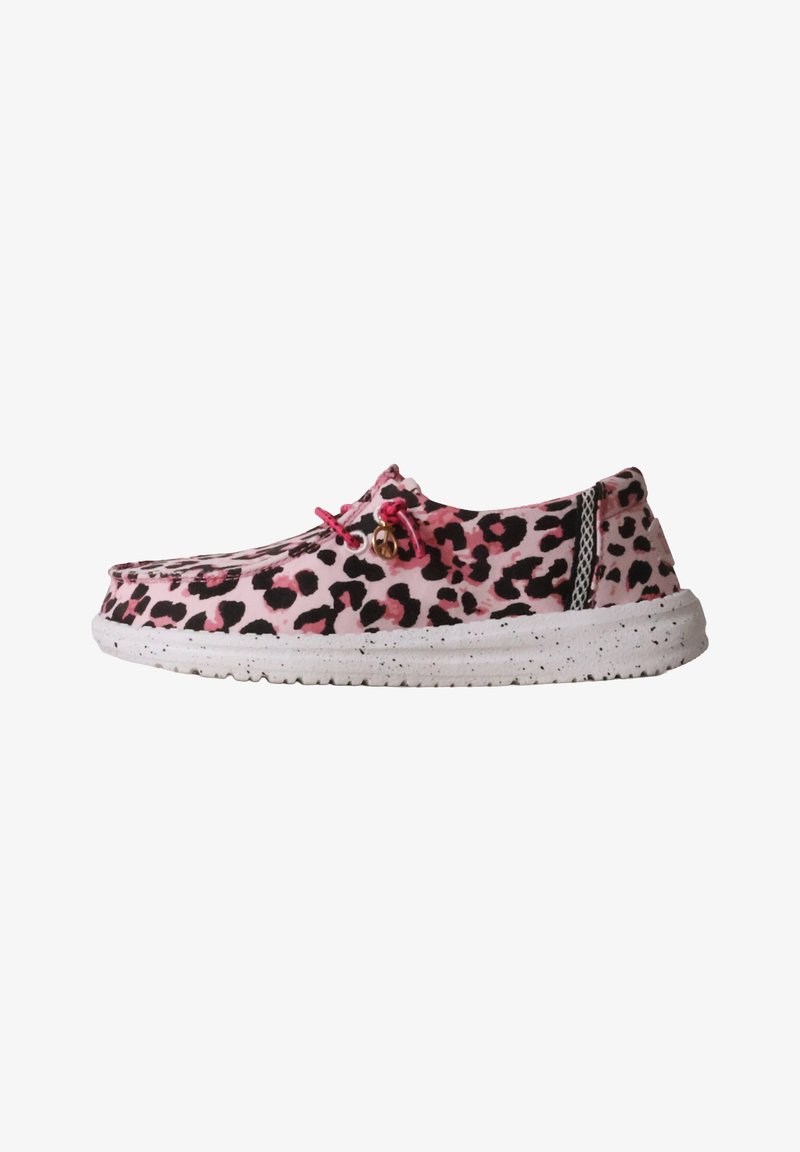 Chaussure décontractée slip-on à imprimé léopard rose et noir avec semelle blanche tachetée et lacets élastiques roses avec petit charm métallique sur le côté.