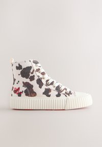 Baltos drobinės aukštos viršutinės sportbačiai su juodu ir rudu karvės kailio raštu. Yra tekstūruota guminė padas ir siuvinėta raudona širdies detalė.