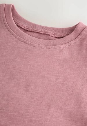 Helles rosa T-Shirt mit rundem Ausschnitt, aus strukturierter Baumwollqualität gefertigt und mit dezenten Nähten entlang der Kanten.