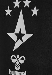 Svart tyg med en stor vit stjärndesign och fem mindre stjärnor ovanför, samt en stiliserad bie-logotyp med texten "hummel" under.