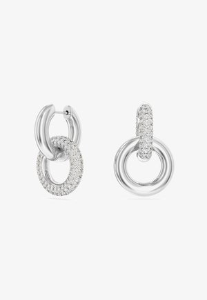 Pendientes de aro de plata con un aro liso vinculado a un aro más pequeño incrustado con pequeños cristales brillantes.