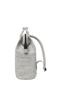 Grauer Rucksack mit zylindrischer Form, glatter Textur, oberem Reißverschluss, Seitenriemen und drei horizontalen Gurtakzenten.