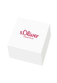Biały prostokątny pojemnik o gładkiej powierzchni, z czerwonym logo "s.Oliver" oraz napisem "FASHION FOR LIFE" w prostym kroju pisma.