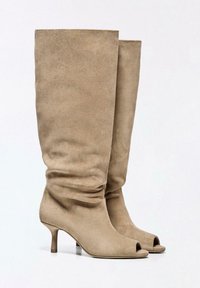 Bežanaste semiš škornji do kolen z mehko gubo in odprtimi prsti, s tankimi srednje visokimi petami.