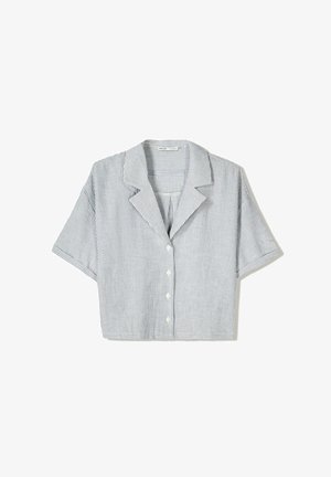 Prúžkovaná blúzka s krátkym rukávom v svetlomodrej a bielej farbe, s golierom, zapínaním na gombíky a voľným strihom. Mäkka látka s vertikálnymi prúžkami.