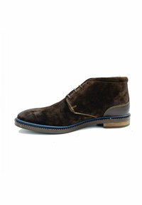 Stivaletti in suede marrone con punta tonda, sei asole, bordo blu a contrasto sulla suola e dettagli cuciti lungo i lati.
