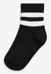 Chaussettes noires à la cheville en tissu tricoté, avec deux rayures blanches horizontales en haut. Texture lisse avec un design de orteil arrondi.