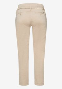 Pantalons en coton beige à coupe décontractée, dotés d'une ceinture en corde, de poches arrière et de détails cousus. Conception à jambe droite avec une texture lisse.