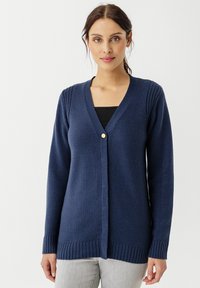Cardigan blu navy realizzato in tessuto lavorato a maglia, con scollo a V, chiusura con un singolo bottone dorato, polsini a costine e design testurizzato sulle spalle.