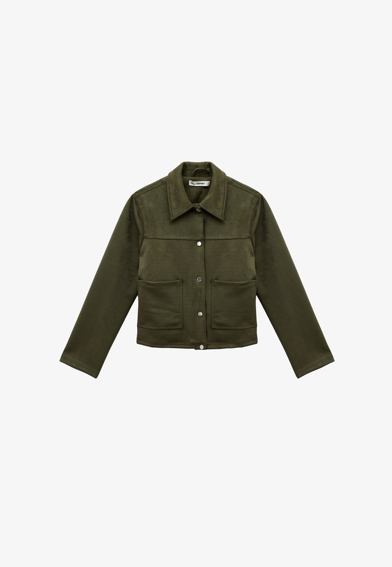 Olivgrüne Jacke aus weichem Stoff, mit spitzem Kragen, zwei Brusttaschen und Knopfverschluss. Gerade geschnitten mit langen Ärmeln.