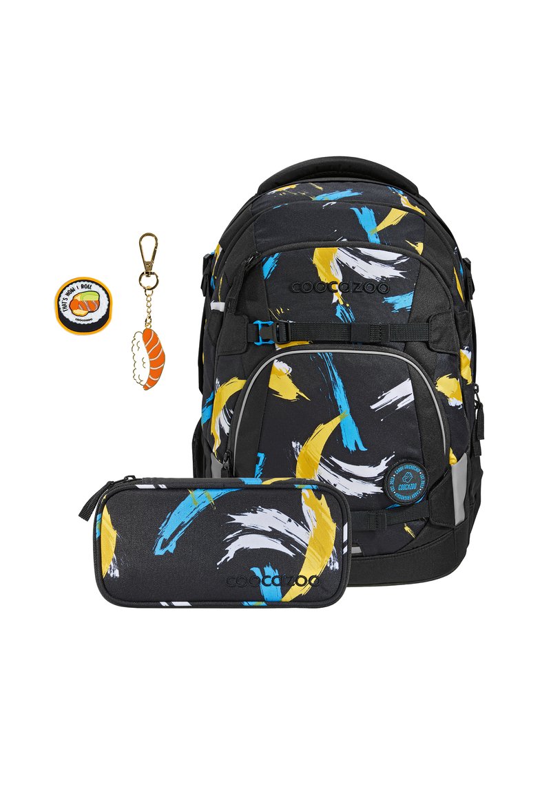 Rucksack aus schwarzem Stoff mit blauen, gelben und weißen abstrakten Mustern; inklusive einem passenden Federmäppchen und einem Sushi-Schlüsselanhänger.