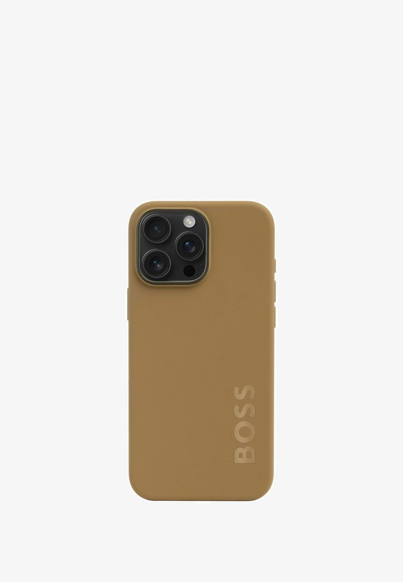 Brązowy silikonowy futerał na telefon o matowym wykończeniu, z wytłoczonym logo "BOSS" i wycięciami na obiektywy aparatu. Elegancki, minimalistyczny design.