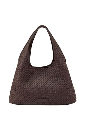 Borsa a tracolla in pelle intrecciata marrone scuro con manico largo e forma trapezoidale, mostrata su sfondo bianco.