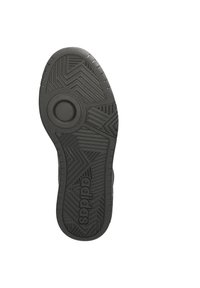 Suola di scarpa in gomma nera con motivo a zigzag testurizzato e dettaglio circolare, con il nome del marchio "adidas" inciso vicino all'area del tallone.