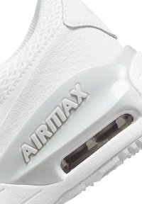 Weißer Sneaker mit strukturiertem Obermaterial, auffälligem "AIRMAX" Branding, transparenter Luftkammer und glatter Gummisohle.