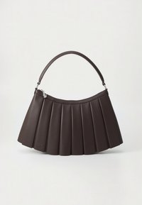 Mørkebrun plisseret håndtaske lavet af læder, med en buet top, kort håndtag og et sølvfarvet hardware-detalje.