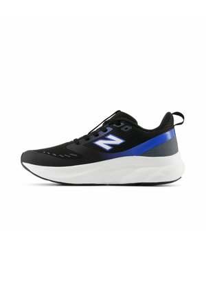 Zapatilla deportiva negra y azul con suela blanca, parte superior de malla, diseño con cordones y logotipo de New Balance en el lateral, mostrada desde el lado izquierdo.