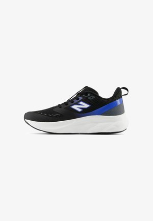 Baskets de sport noires et bleues avec semelle blanche, empeigne en mesh, design à lacets et logo New Balance sur le côté, vues de profil gauche.
