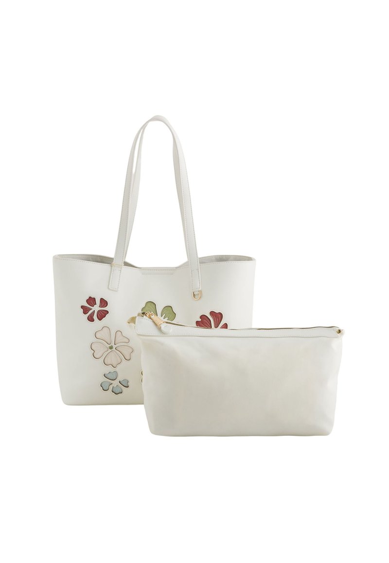 Witte tote bag met florale borduursels in rood, groen en blauw. Inclusief een kleinere witte pouch met een gouden rits. Glad textuur, zonder patronen.