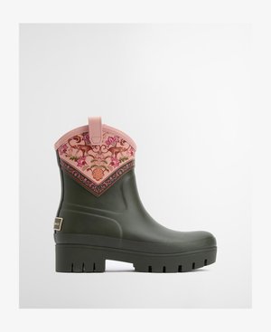 Bota de chuva de borracha verde escura com uma parte superior em padrão floral rosa, apresentando uma sola texturizada e uma alça para fácil calçar.