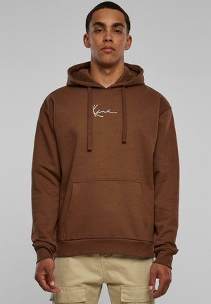 Hoodie marron avec une poche avant, capuche à cordon de serrage et détail logo blanc sur la poitrine. Tissu doux avec des poignets et un ourlet côtelés.