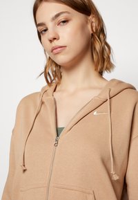 Nike Sportswear HOODIE - Majica s kapuljačom i patentnim zatvaračem - hemp/sail